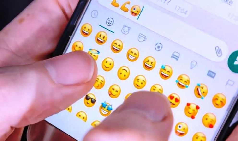 Interpretó un emoji, faltó y lo despidieron “por vago”