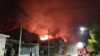 Voraz incendio se desató, esta noche, en Neuquén
