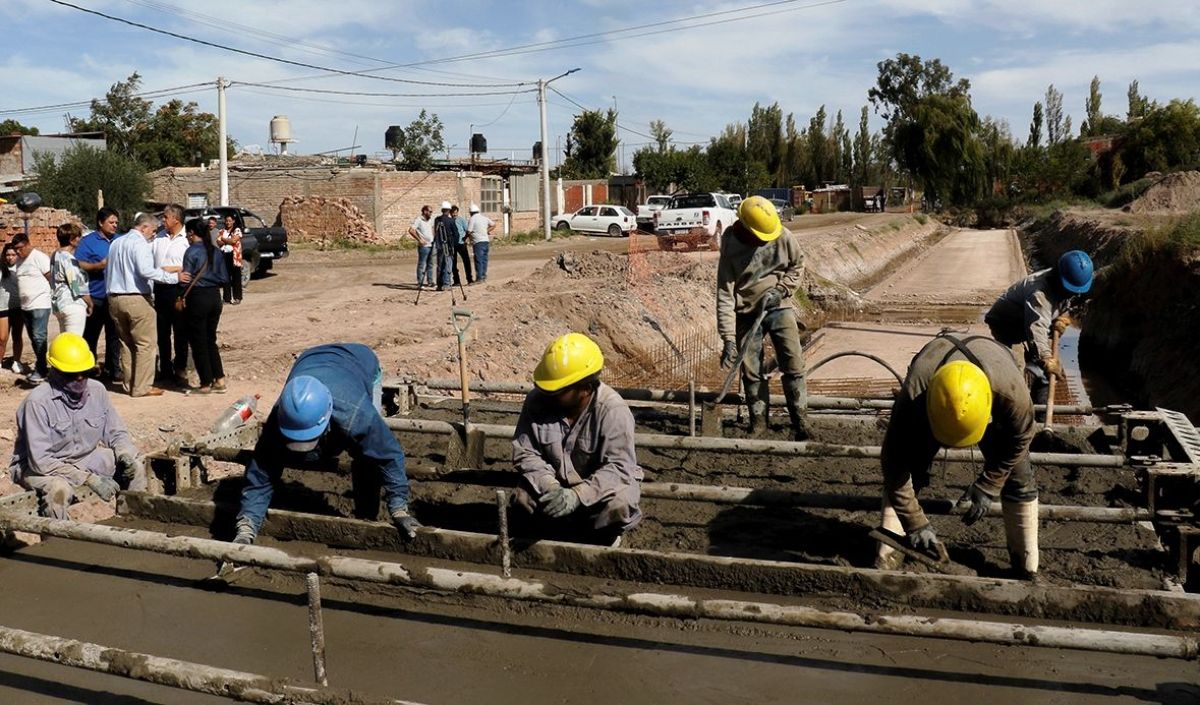Figueroa presenta proyectos para reactivar la obra pública