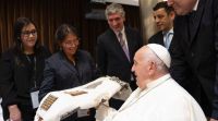 Artesana neuquina tejió para la manta del Papa