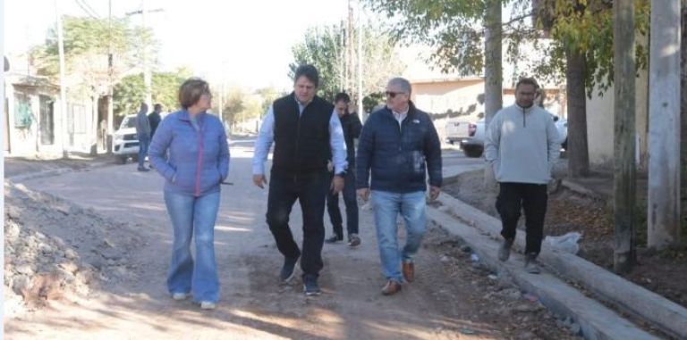 Luego de 30 años, se extiende el asfalto en Villa Ceferino