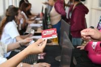 Entregan tarjetas para el boleto estudiantil gratuito