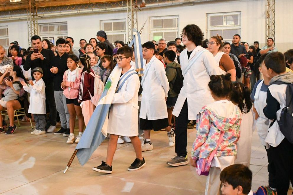 Con escuelas nuevas y abrazos que emocionan, Neuquén volvió a clases