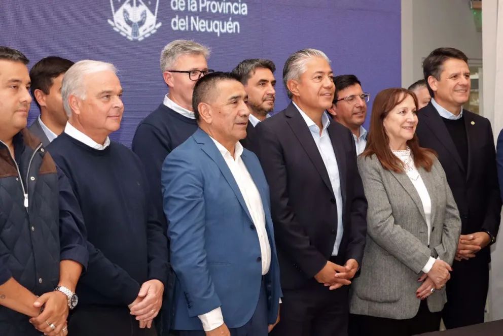 Viviendas y rutas, el anuncio de Figueroa a los intendentes