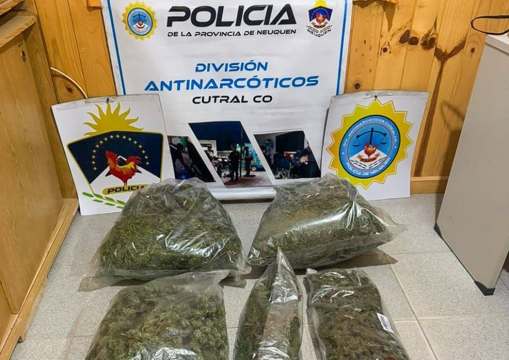 Usaban baldes para esconder cinco de kilos de marihuana