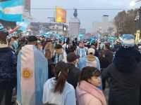 El que no salta es un inglés y el Monumento lo sabe