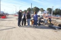 Comenzaron a instalar luminarias en la mega obra